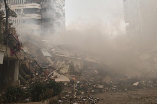 «Βροχή» πέφτουν οι βόμβες στη Μέση Ανατολή - Δεν συζητά με Λίβανο το Ισραήλ, καλά στην υγεία του ο Χαμενεΐ